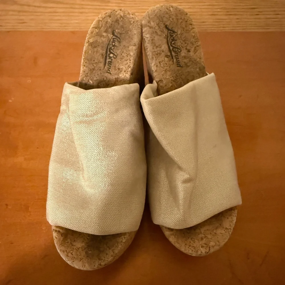 Lucky Brand Women's Gold Metallic Wedge‎ Slip-On Sandals